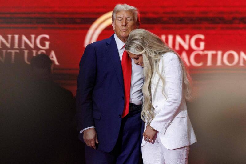 美國保守派青年領袖、川普政治盟友柯克遭槍殺，川普今天在追悼會上疾呼「戰鬥」，呼應自己與死神擦肩時的喊話，並與柯克遺孀擁抱為致詞作結，數度引發共鳴。他形容柯克為「為美國自由殉道的烈士」，歷史將銘記。（美聯社）