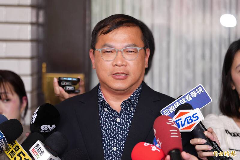 民進黨立委王義川今天在立法院召開「跟蹤政敵、政治醜聞」偷拍集團現形記者會。（記者陳逸寬攝）