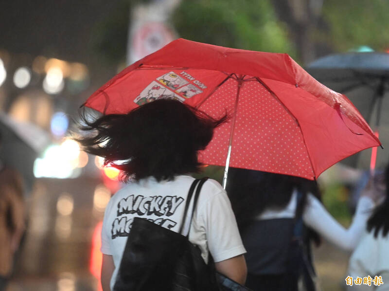 第18號颱風「樺加沙」以強烈颱風之姿，持續朝巴士海峽前進，今明2天影響台灣。（資料照）