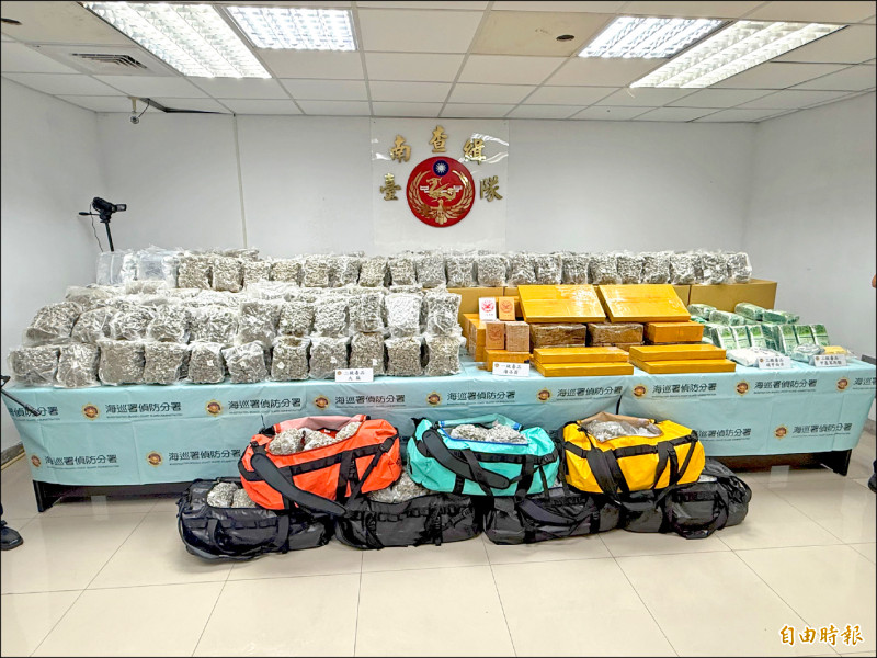 海巡署警艇在屏東貓鼻頭西南方一二八浬海域，查獲一艘掛我國國旗的柬埔寨漁船，載有七一八公斤重的各式毒品。（記者王俊忠攝）