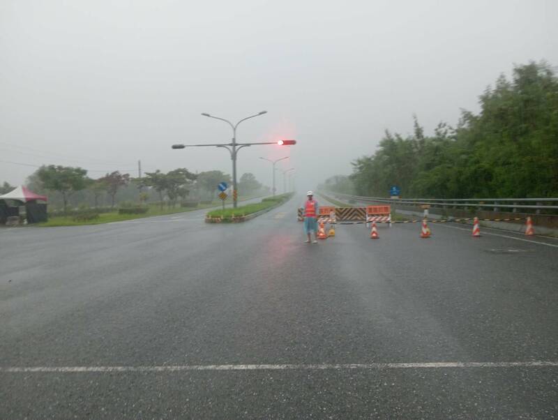 馬太鞍溪橋南北引道已經先行封閉1車道，一旦發生堰塞湖溢流時將全部封閉。（公路局提供）