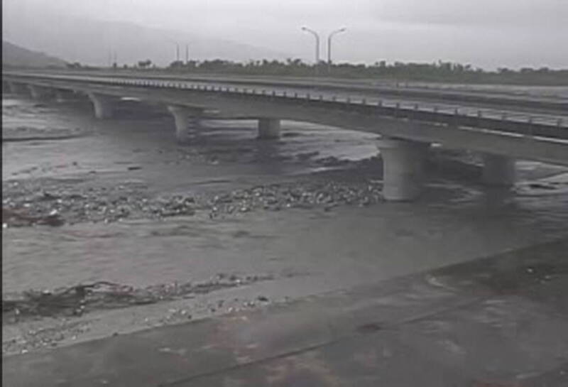 馬太鞍溪橋下方的馬太鞍溪今天8時的監視器影像，一旦上游堰塞湖不是溢流而是潰決，將對橋梁安全造成影響。（林保署提供）