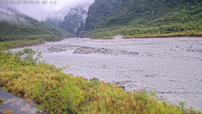 圖為目前下游馬太鞍溪橋水位。（馬太鞍溪監視器畫面）