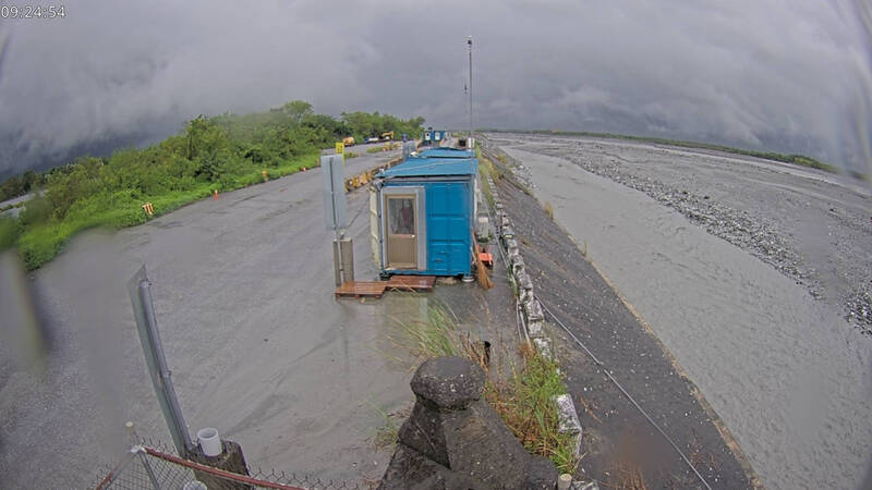 花蓮馬太鞍溪上游堰塞湖可能中午前溢流，包括水利署第九河川分署、林業及自然保育署花蓮分署、公路局、花蓮縣政府都戒備中。（水利署監視器畫面）