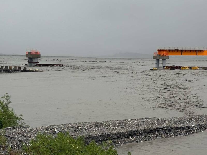 秀姑巒溪暴漲，高寮便橋又被沖壞了。（玉里鎮公所提供）