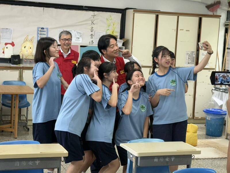 賴清德日前到蘭陽女中視察防災演練，女學生邀約總統合影，賴清德還配合擺出可愛姿勢。（民眾提供）