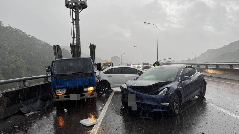 天雨路滑加視線不佳，釀3車連撞。（記者徐聖倫翻攝）