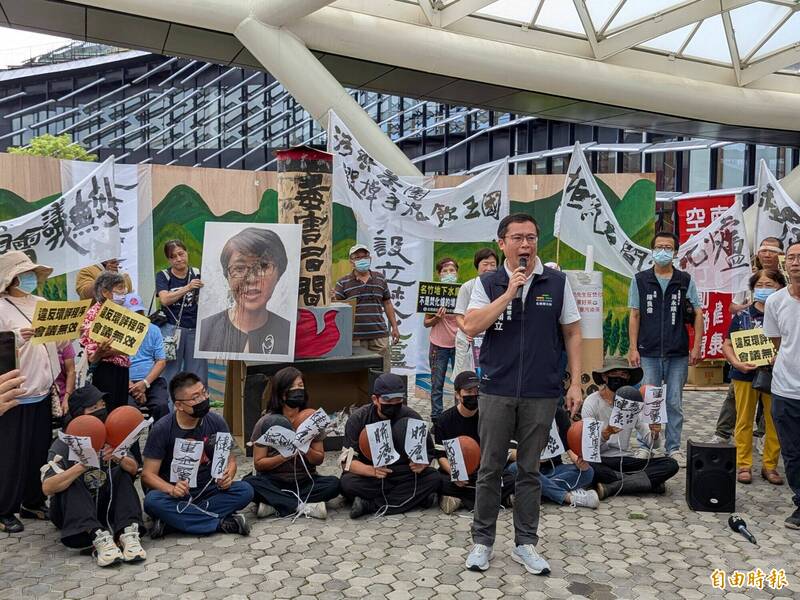 南投縣政府選在茶產區名間鄉興建焚化爐，名間鄉長陳翰立與當地反對民眾到環評會場外抗議，環團還用灰渣「打臉」南投縣長許淑華的大型肖像。（記者劉濱銓攝）