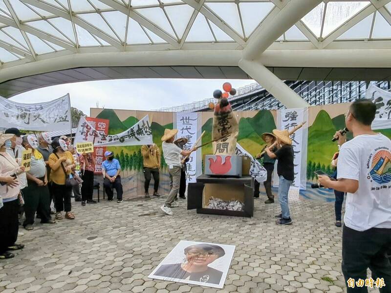 茶農火大！ 抗議名間建焚化爐 環團灑灰渣「打臉」許淑華