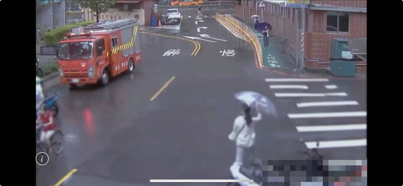 新北市板橋一處按摩院傳出遭縱火，消防人員趕往滅火。（記者吳仁捷翻攝）