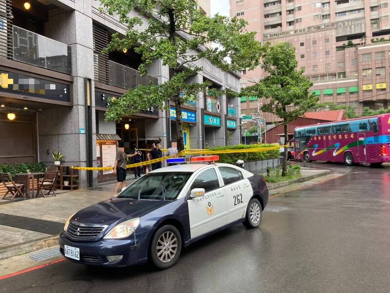 新北市板橋一處按摩院傳出遭縱火，警方封鎖現場採證。（記者吳仁捷翻攝）