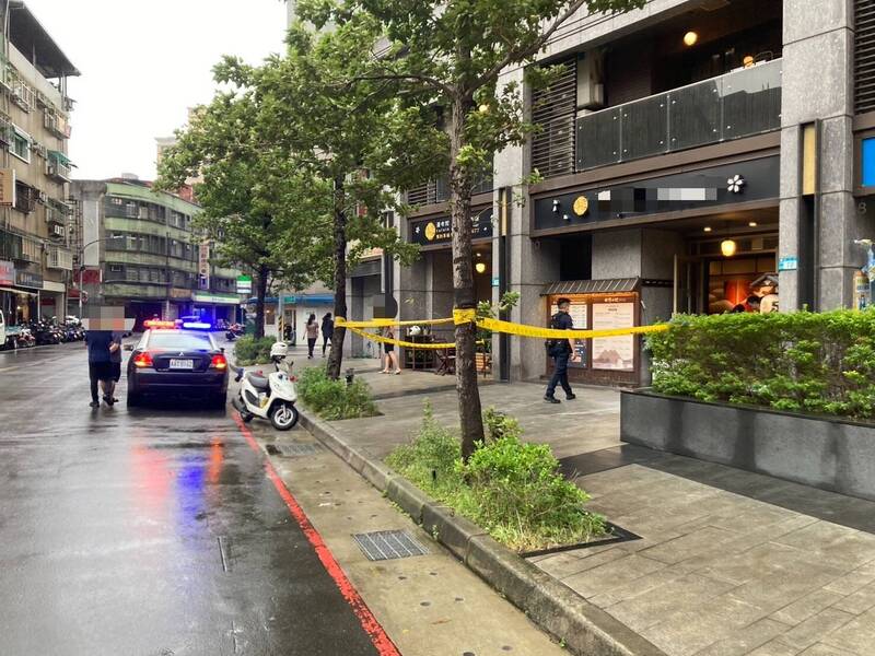 新北市板橋一處按摩院傳出遭縱火，警方封鎖現場採證。（記者吳仁捷翻攝）
