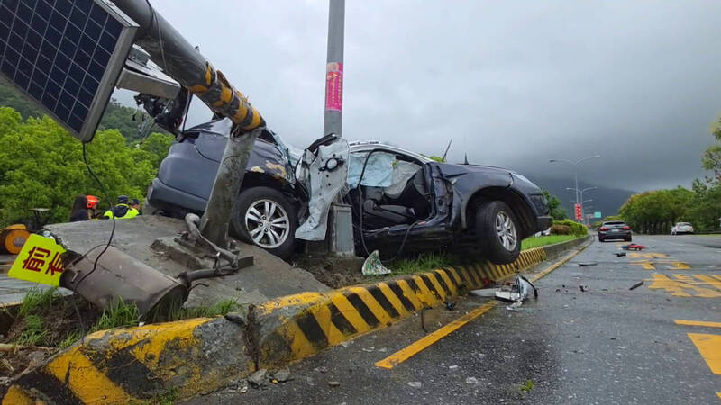 新城警分局加灣所一輛警車，今天下午在移送詐欺通緝犯前往分局路上，在台九線三棧路段，疑似路面積水發生車輛打滑現象，自撞路中安全島及燈桿。（民眾提供）