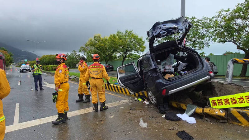 新城警分局加灣所一輛警車，今天下午在移送詐欺通緝犯前往分局路上在台九線三棧路段自撞路中安全島及燈桿，車輛嚴重變形。（民眾提供）