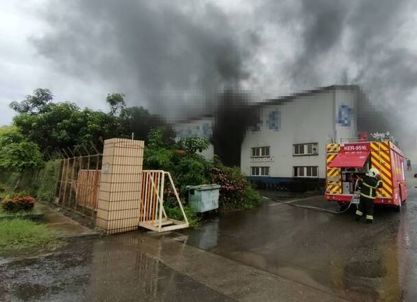 大寮區華中路工廠發生火警，冒出黑色濃煙。（民眾提供）