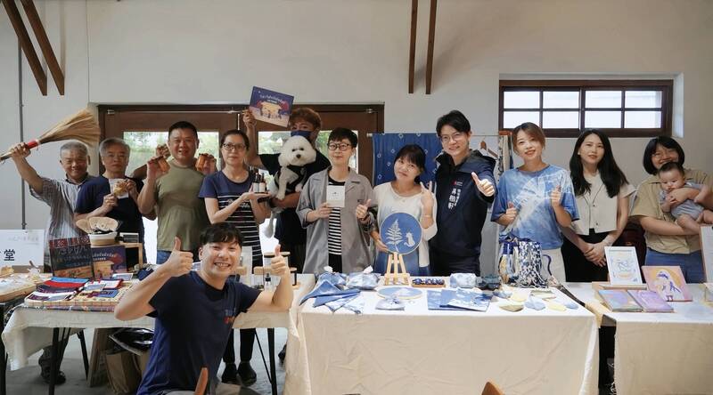 青年局長林楷軒（後排右四）於「台浮緣日」行前說明會中與此行參展的青年品牌合影，並鼓勵團隊把握契機拓展海外市場。（青年局提供）