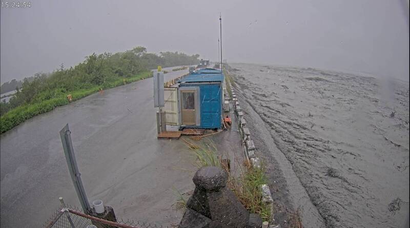 馬太鞍溪水位在溢流後高漲。（翻攝監視器）