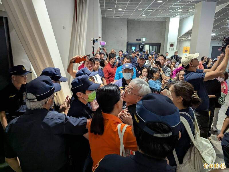 抗議程序黑箱！名間焚化爐環評審查 爆警民衝突對峙