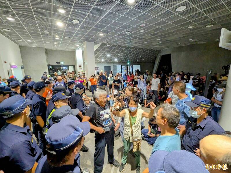 南投縣政府選在名間鄉興建焚化爐並舉辦環評，環團與反對民眾抗議縣府程序黑箱，要進入環評會場被員警攔下，雙方爆發數波推擠衝突。（記者劉濱銓攝）