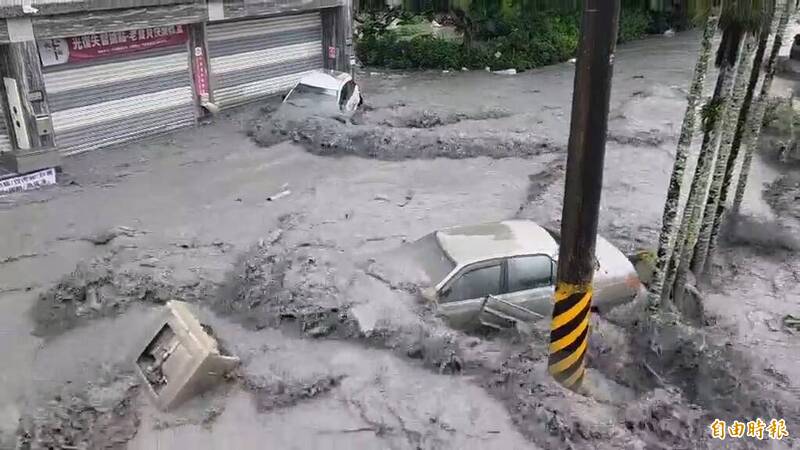 光復鄉淹水，車子被流走。（記者花孟璟攝）