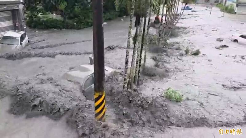 光復鄉淹水，車子被流走。（記者花孟璟攝）