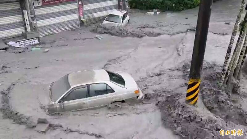 光復鄉淹水，車子被流走。（記者花孟璟攝）