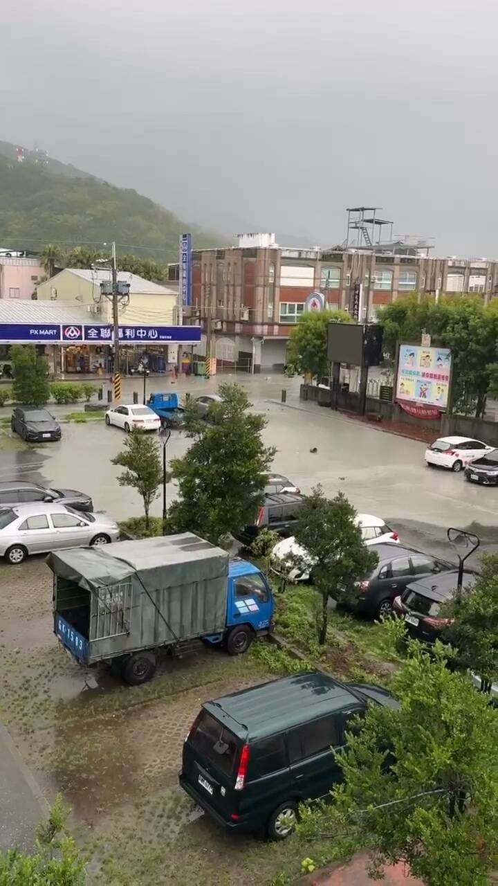 光復鄉市區全聯超商門口淹水。（記者花孟璟攝）