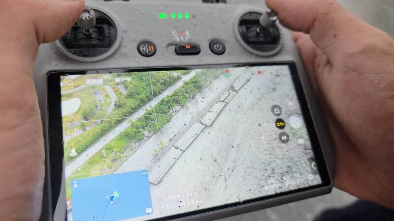 馬太鞍溪橋體斷掉後被沖到北岸堤防旁邊，明顯斷成四、五節。（民眾提供）