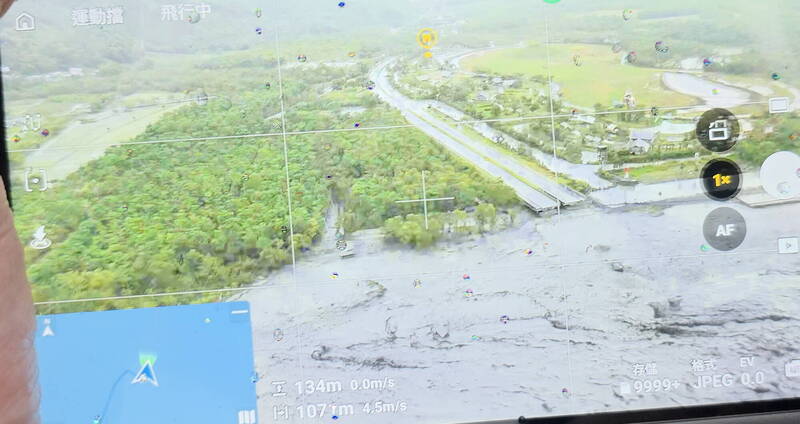 馬太鞍溪橋被堰塞湖壩體溢流後的大水沖走，原本的橋梁通通變成水路。（民眾提供）