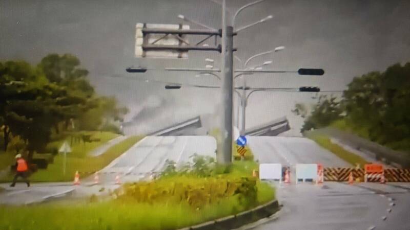 馬太鞍溪橋被洪水沖斷。（民眾提供）