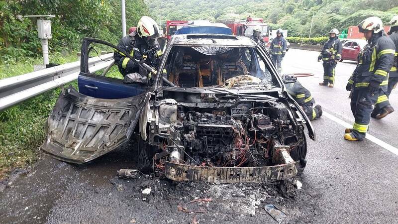 黃男的汽車被燒毀。（記者徐聖倫翻攝）