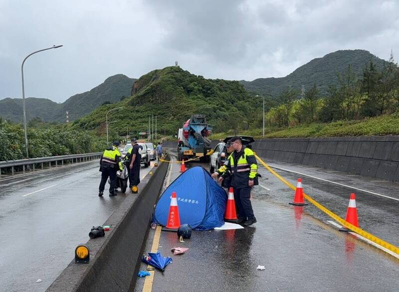 警方在現場拉起封鎖線進行採證，而汪女已當場身亡。（民眾提供）