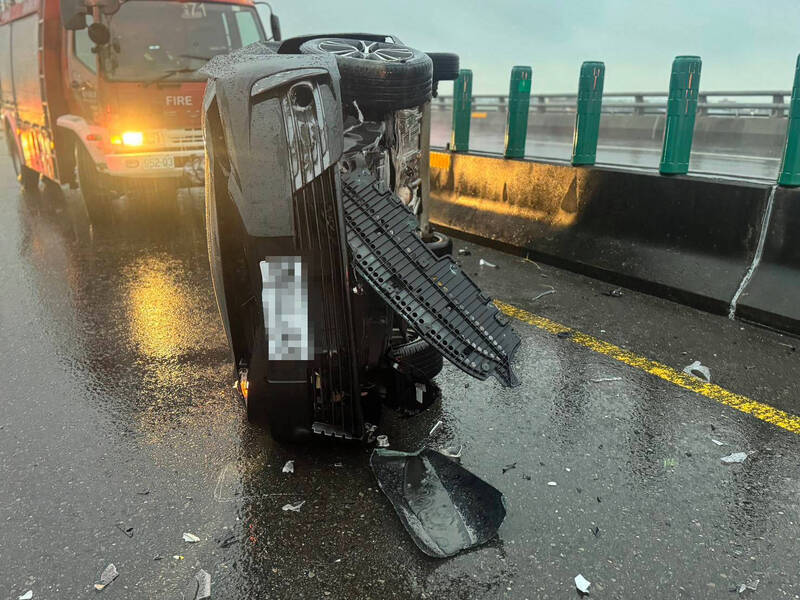 台61線芳苑段，自小客車與廂型車碰撞翻覆，全線一度封閉。（民眾提供）