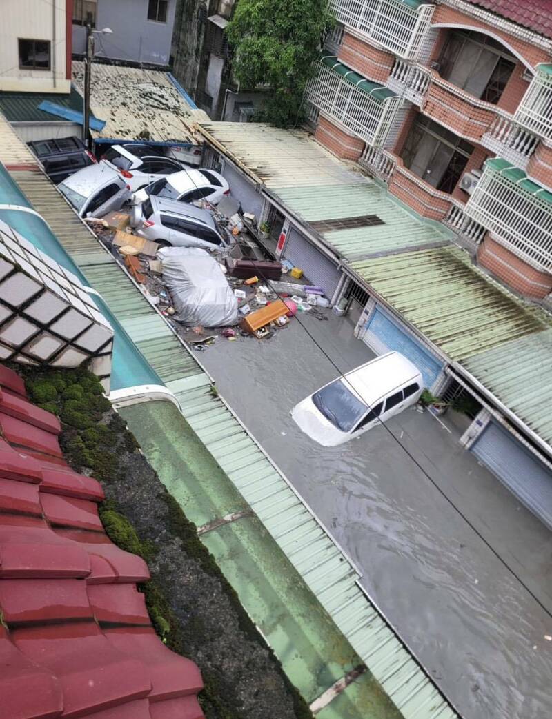 光復鄉市區大淹水，巷子內塞了四、五台車。（民眾提供）