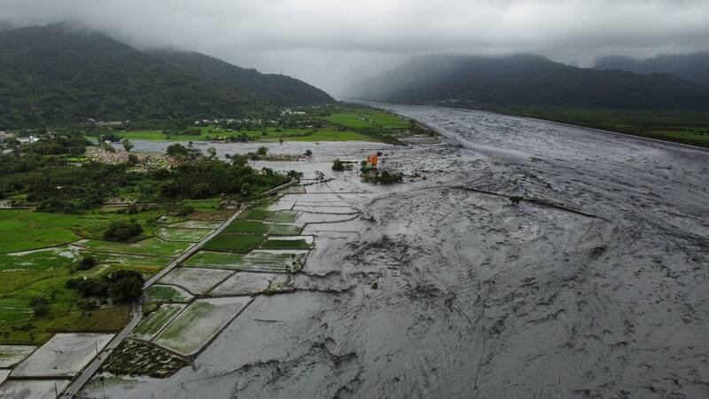 上游堰塞湖溢流造成湖面驟降13公尺，洪峰衝到馬太鞍溪下游時，造成光復鄉大平、大馬部落稻田淹大水。（民眾提供）