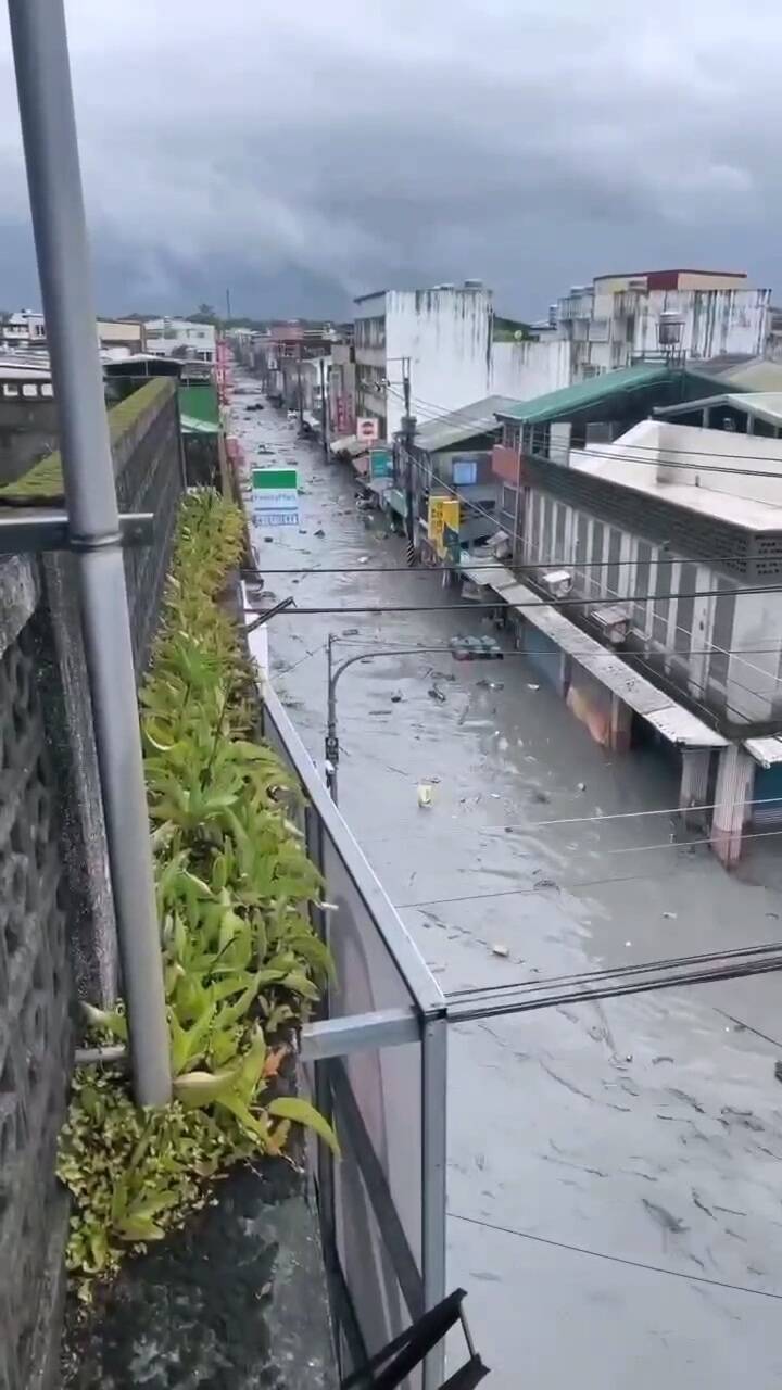 光復鄉南北向的中山路，從頭到尾都泡在水裡。（民眾提供）