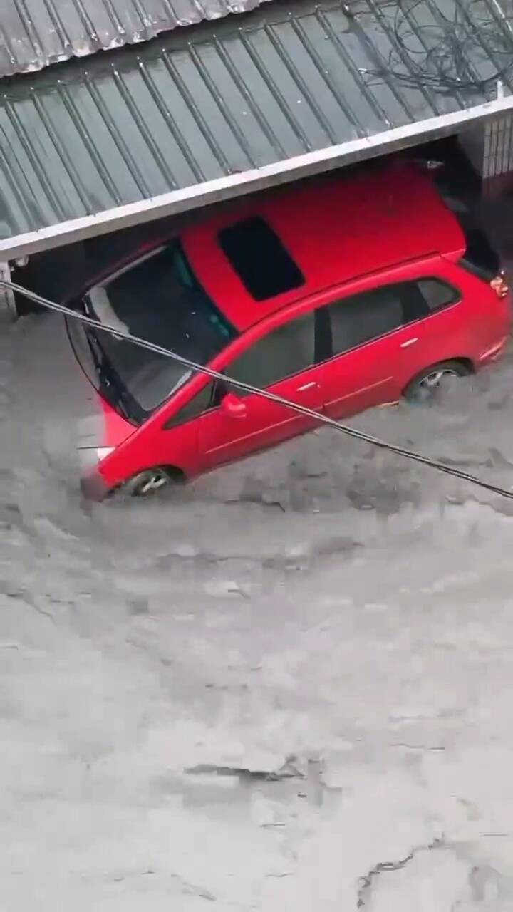 停在騎樓的車子慘變泡水車。（民眾提供）