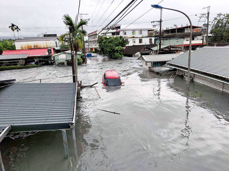A vehicle is submerged in floodwaters in Hualien County’s Guangfu Township yesterday.
Photo courtesy of a member of the public