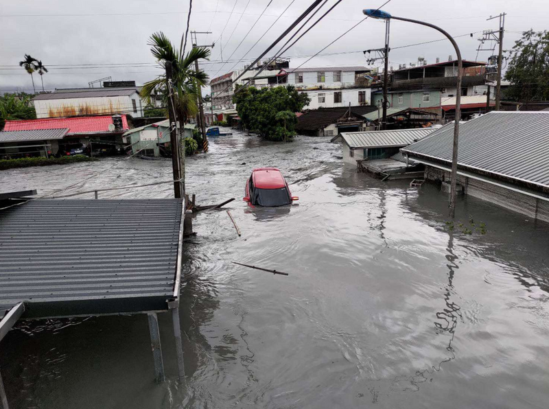 馬太鞍溪上游堰塞湖溢堤，下游的光復鄉淹大水。（民眾提供）