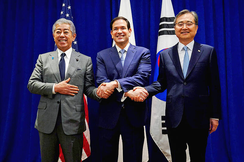 From left, Japanese Minister of Foreign Affairs Takeshi Iwaya, US Secretary of State Marco Rubio and South Korean Minister of Foreign Affairs Cho Hyun shake hands at the Lotte New York Palace Hotel on Monday, on the sidelines of the UN General Assembly in New York.
Photo: Reuters