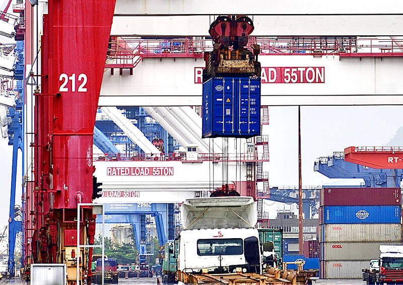 A crane moves a shipping container at the Port of Kaohsiung on Aug. 1.
Photo: CNA