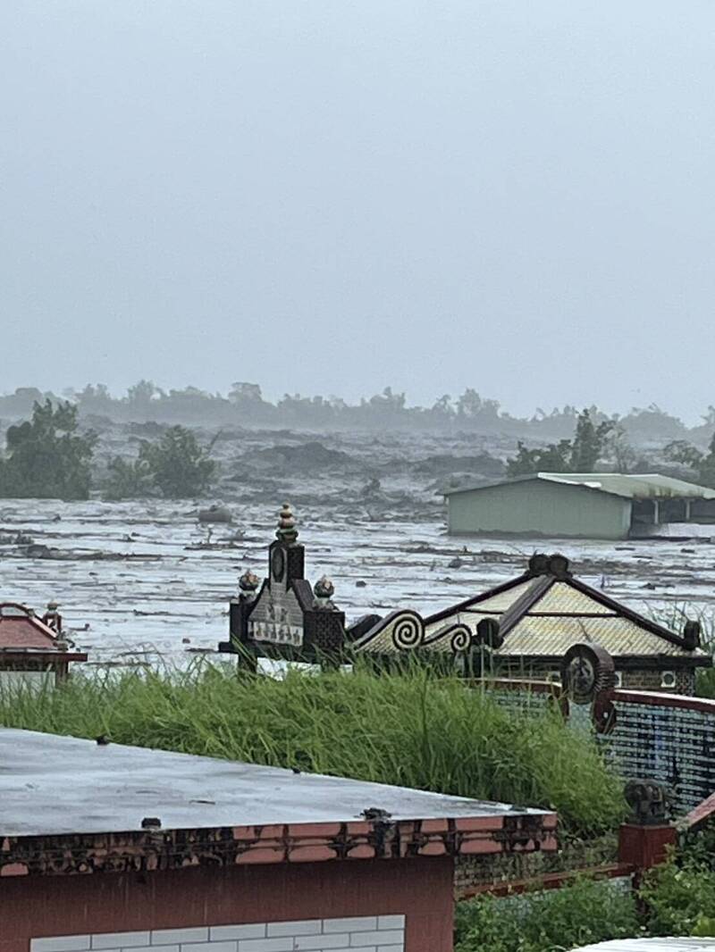 花蓮縣馬太鞍溪堰塞湖在今天2點40分到50分之間溢流，洪峰在半小時後抵達下游台9線馬太鞍溪橋，大水漫過馬太鞍溪堤防進到市區。（民眾提供）