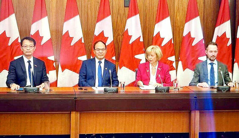From left, Civil Aviation Administration Deputy Director-General Lin Jiunn-liang, Representative to Canada Harry Tseng, and Canadian lawmakers Judy Sgro and Michael Cooper host a news conference in Ottawa on Sunday.
Photo: CNA