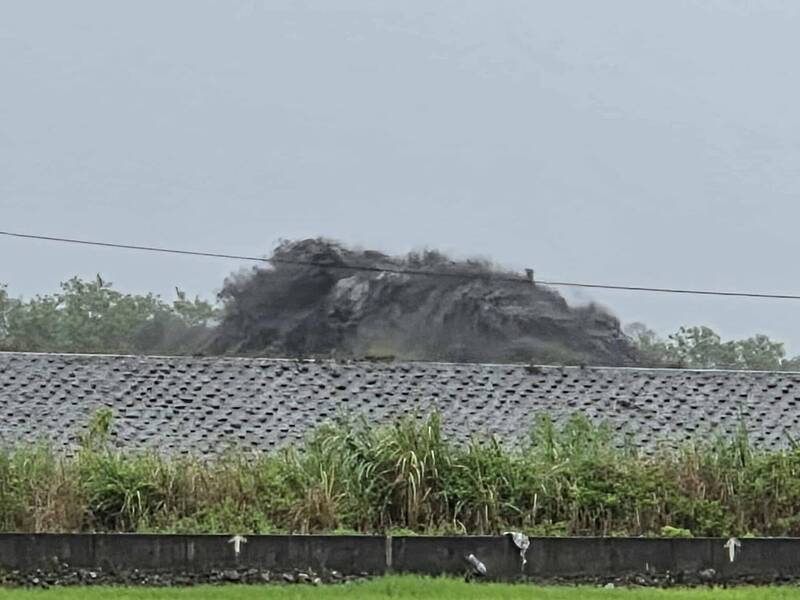 馬太鞍溪洪峰3點08分抵達，光復鄉民眾在馬太鞍溪南邊的堤防看到黑色的大水湧動還高出堤防，有如黑色海嘯。（民眾提供）