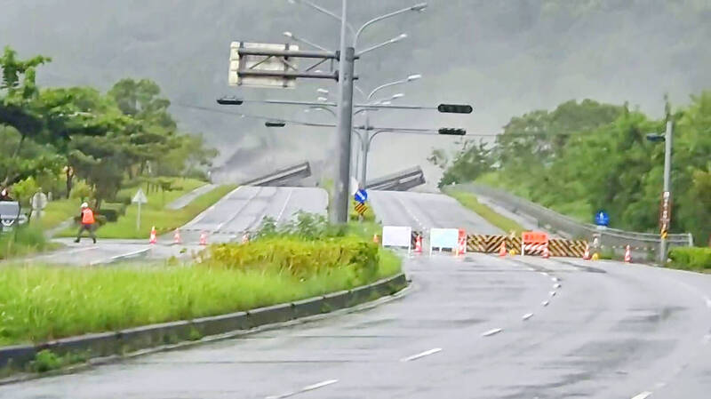 The destroyed Mataian Bridge in Hualien County’s Guangfu Township, indicated in the red circle, is pictured in yesterday. 
Photo courtesy of a member of the public