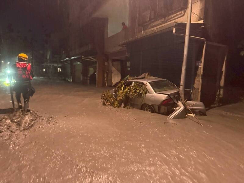 台東消防人員跨縣到花蓮縣光復鄉重災區漏夜救援。（記者黃明堂翻攝）