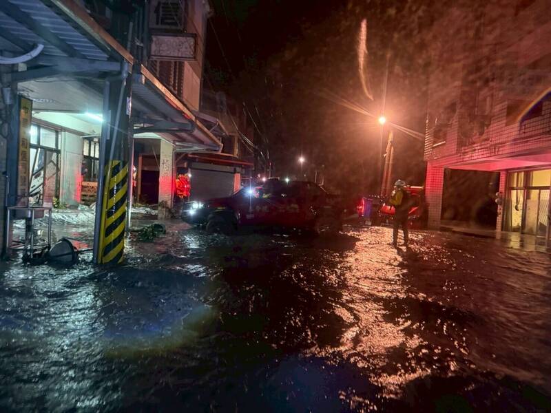 台東消防人員跨縣到花蓮縣光復鄉重災區漏夜救援。（記者黃明堂翻攝）