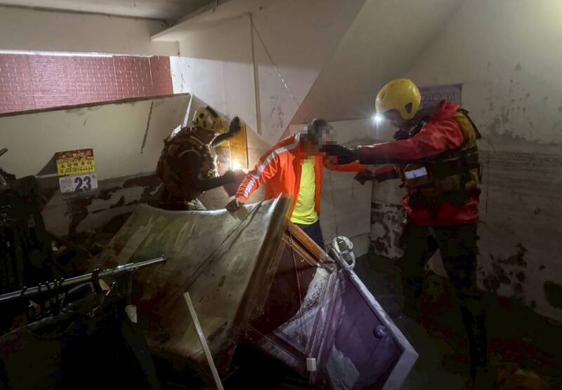 台東消防人員跨縣到花蓮縣光復鄉重災區漏夜救援。（記者黃明堂翻攝）