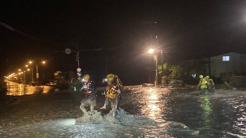 台東消防人員跨縣到花蓮縣光復鄉重災區漏夜救援。（記者黃明堂翻攝）