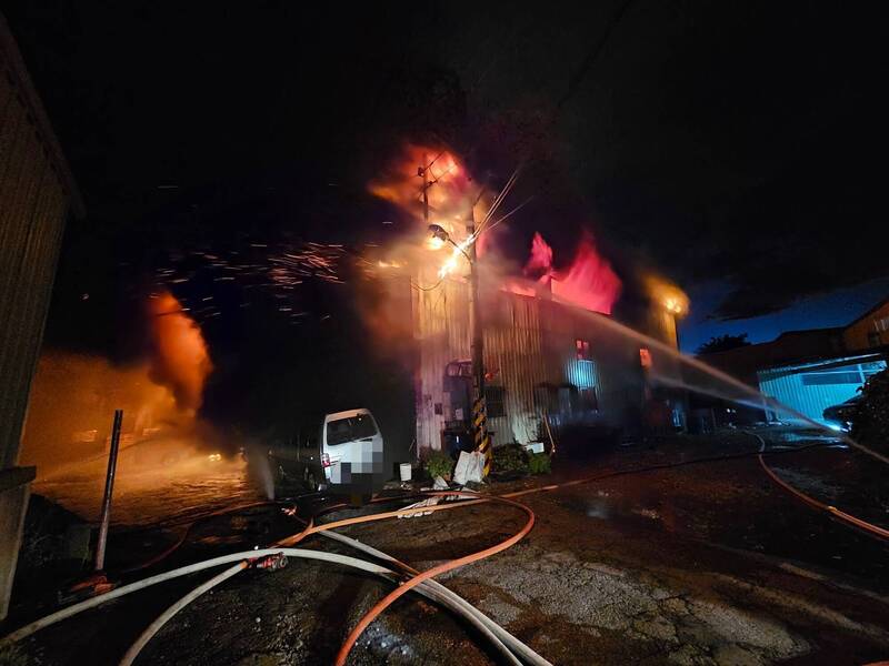 鐵皮工廠火勢非常猛烈。（記者徐聖倫翻攝）